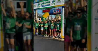 Corredores da 1ª Corrida da Independência em Alto Taquari, Mato Grosso, no Lago Municipal, com a linha de chegada ao fundo. Créditos: Prefeitura de Alto Taquari / Instagram.