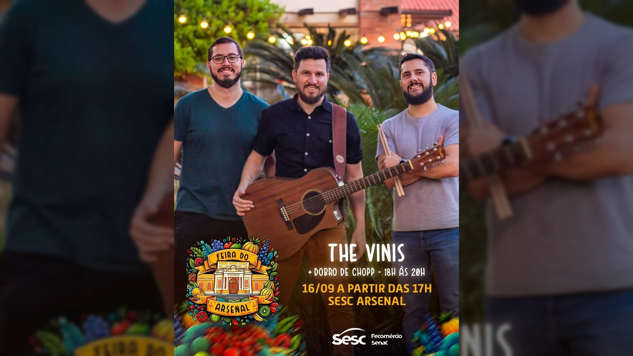 Três músicos da banda The Vinis, um com óculos, outro com violão e o terceiro com baquetas, sorrindo para a câmera durante a Feira do Arsenal no Sesc Cuiabá. Créditos: Sesc Mato Grosso / Instagram.
