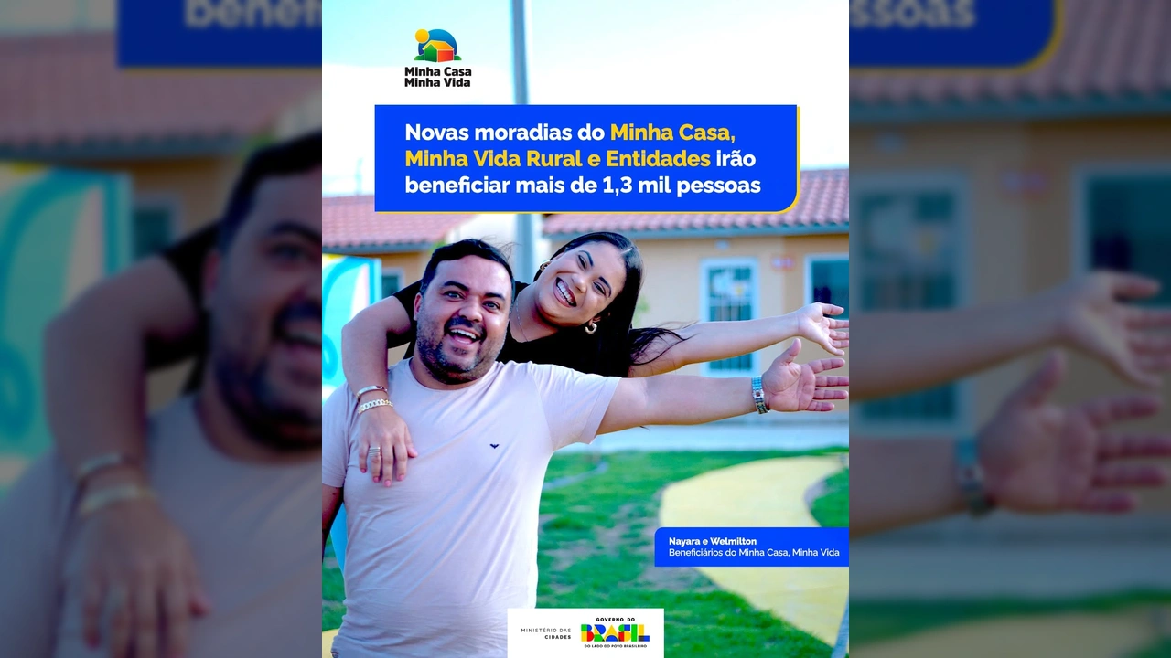 Nayara e Welmilton, um casal sorridente em frente à sua nova casa do programa Minha Casa, Minha Vida, simbolizando os benefícios das novas moradias autorizadas pelo Ministério das Cidades.