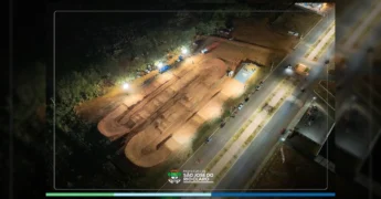 Vista aérea noturna da pista de bicicross em São José do Rio Claro com corredores e espectadores. Créditos: Prefeitura de São José do Rio Claro / Instagram.