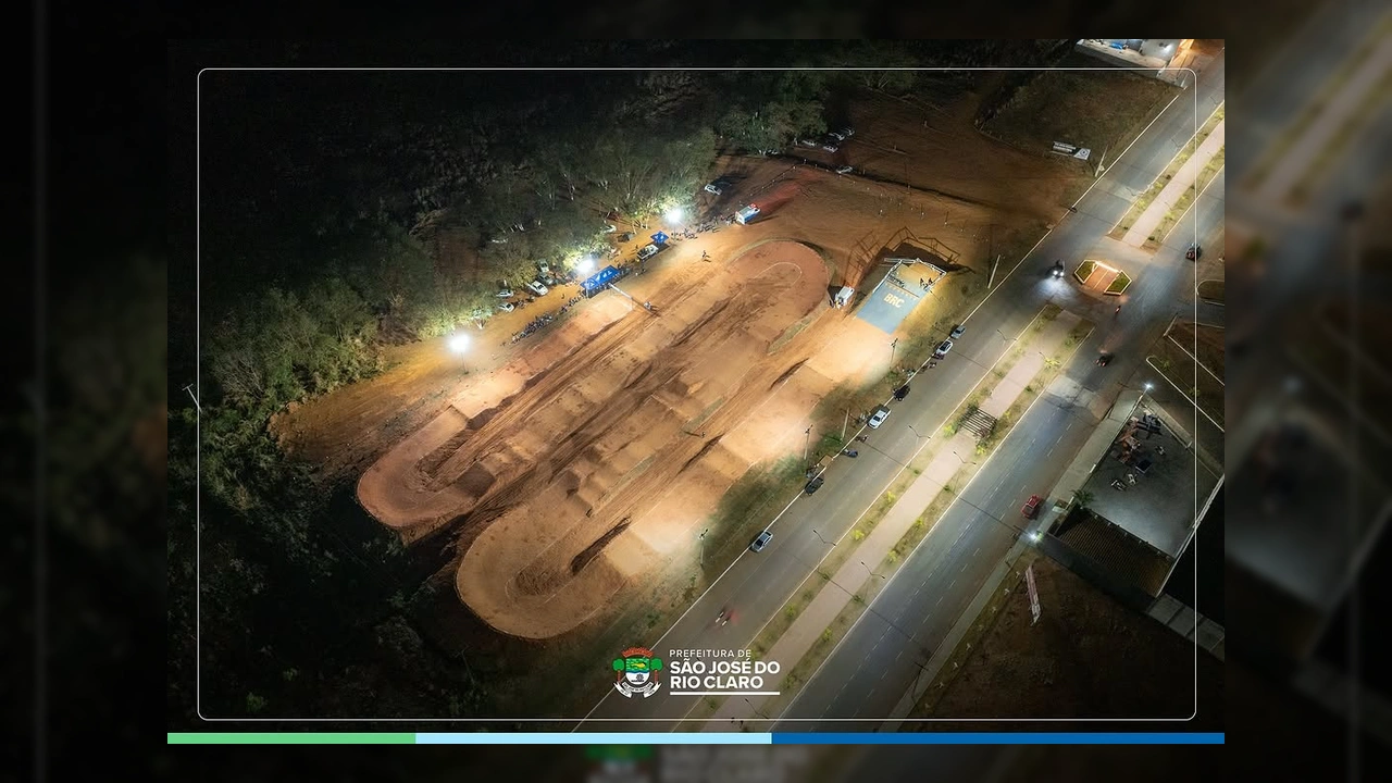 Vista aérea noturna da pista de bicicross em São José do Rio Claro com corredores e espectadores. Créditos: Prefeitura de São José do Rio Claro / Instagram.
