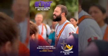 Grupo de pessoas caminhando em evento religioso, a Caminhada da Fé em Sinop, com credenciais do Instagram @caminhadadafesinop