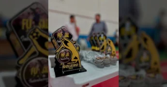 Imagens da final do Campeonato Interbairros de Futsal 2025, com atletas recebendo troféus de Melhor Goleiro e Artilheiro em Ipiranga do Norte. Crédito: Prefeitura Municipal de Ipiranga do Norte - MT / Instagram.