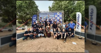 Pilotos e organizadores no pódio da 7ª etapa do Campeonato Matogrossense de Motocross em Nova Ubiratã. Créditos: prefeituradenovaubirata / Instagram.