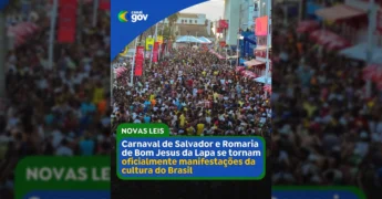 Vista aérea de uma rua lotada durante o Carnaval de Salvador, Bahia, com edifícios históricos ao fundo. Créditos: Canal Gov / Instagram.