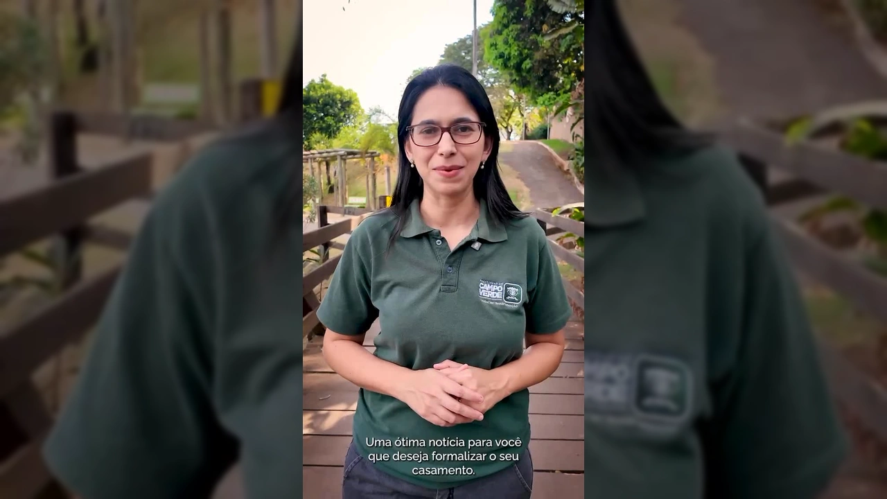 Mulher com óculos e camisa verde da Prefeitura de Campo Verde falando sobre o Casamento Abençoado / Instagram @prefcampoverde