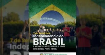 Homem erguendo a bandeira do Brasil com a ajuda de outro, enquanto pessoas uniformizadas saúdam em Luciara, Mato Grosso, no 7 de Setembro. Crédito: Prefeitura Municipal de Luciara / Instagram.
