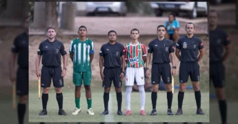 Imagem dos jogadores e árbitros dos jogos CEOV x Atlético-MT no Patronato em Várzea Grande pelos campeonatos de base. Créditos: FMF.