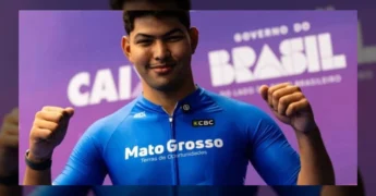 Imagem de Jackson, atleta de Marcelândia, e seu treinador celebrando a vitória no ciclismo nos Jogos Escolares da Juventude. Créditos: Prefeitura de Marcelândia.