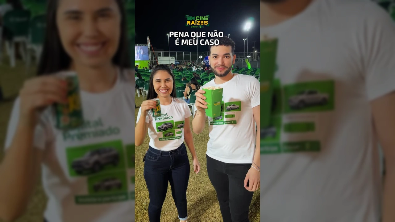 Jovens sorrindo e segurando pipoca e refrigerante gratuitos no Cine Raízes em Lucas do Rio Verde, evento do Sicredi Ouro Verde MT / Instagram sicrediouroverdemt