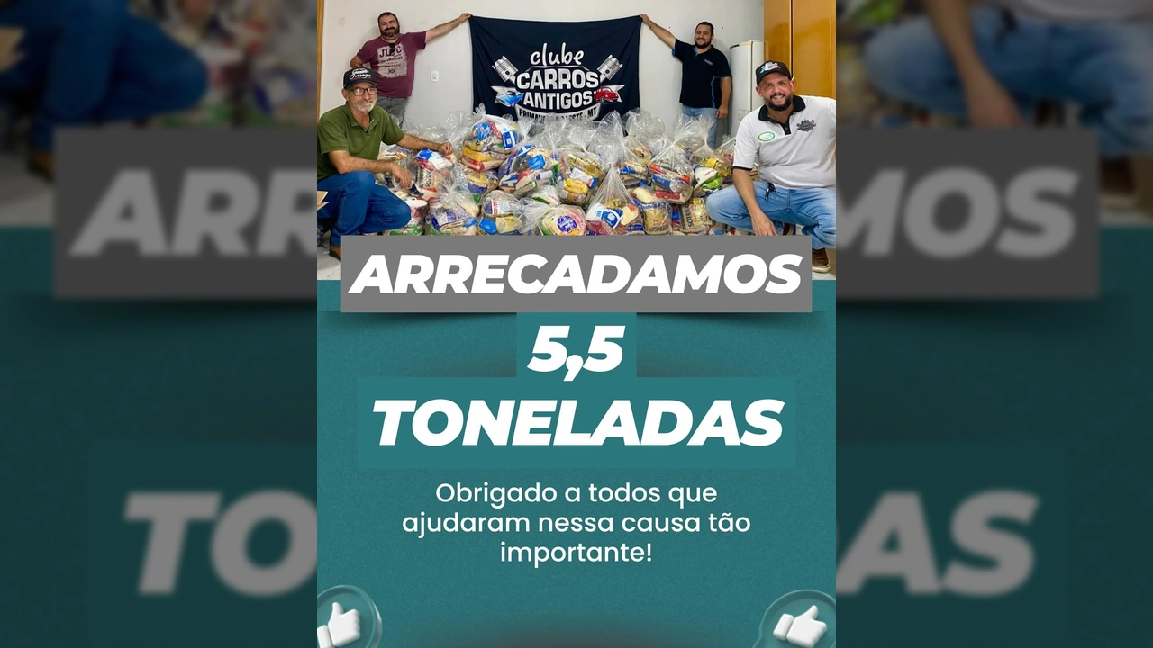 Homens do Clube de Carros Antigos de Primavera do Leste em Mato Grosso exibem doações de alimentos. Crédito: Instagram clubecarrosantigospva