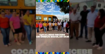 Novo ônibus escolar sendo entregue em Cocalinho. Créditos: Prefeitura de Cocalinho no Instagram.