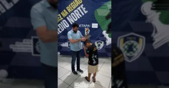 Exposição de medalhas e troféus dourados e prateados em formato de peças de xadrez, para o evento de xadrez da Região Médio Norte em Colíder, MT. Créditos: Prefeitura Municipal de Colíder.