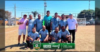 Jogadores e autoridades posam para foto na abertura da Copa Mato Grosso de Futebol Society em Adrianópolis, Vale de São Domingos. Créditos: Prefeitura Municipal de Vale de São Domingos / Instagram