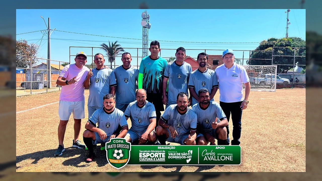 Jogadores e autoridades posam para foto na abertura da Copa Mato Grosso de Futebol Society em Adrianópolis, Vale de São Domingos. Créditos: Prefeitura Municipal de Vale de São Domingos / Instagram