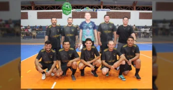 Times de futsal masculinos e femininos posando no Ginásio Volmir Bervian durante a abertura da Copa Sicredi 2025 em Cotriguaçu. Imagens cedidas pela Prefeitura Municipal de Cotriguaçu.