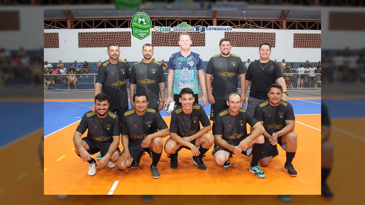 Times de futsal masculinos e femininos posando no Ginásio Volmir Bervian durante a abertura da Copa Sicredi 2025 em Cotriguaçu. Imagens cedidas pela Prefeitura Municipal de Cotriguaçu.