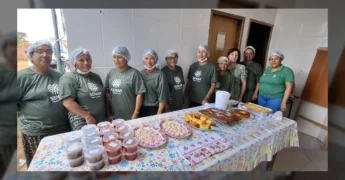 Grupo de mulheres e instrutores com produtos alimentícios artesanais em Santo Antônio do Leste. Crédito: Prefeitura de Santo Antônio do Leste / Instagram.