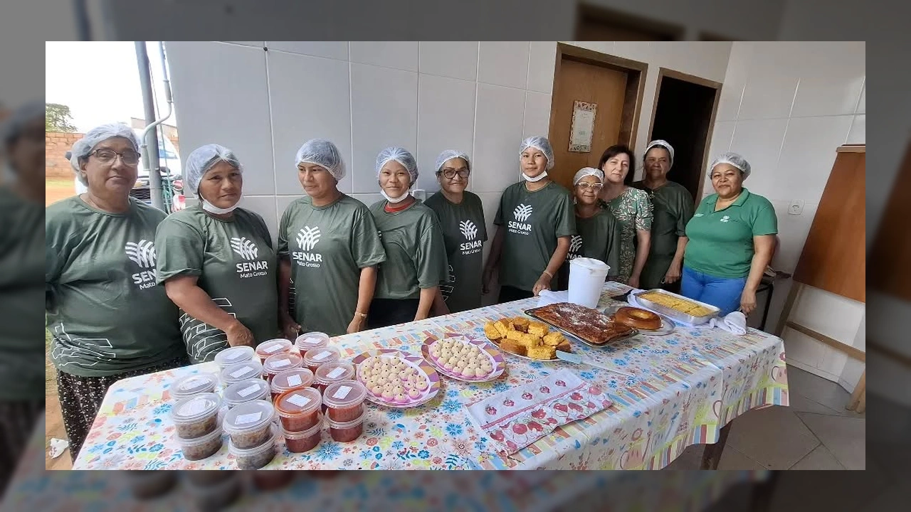 Grupo de mulheres e instrutores com produtos alimentícios artesanais em Santo Antônio do Leste. Crédito: Prefeitura de Santo Antônio do Leste / Instagram.