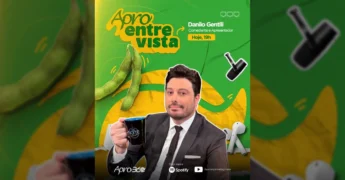 Danilo Gentili segurando uma caneca, com vagens de soja e microfone ao fundo, no podcast Apro360 da Aprosoja Mato Grosso. Crédito: Aprosoja Mato Grosso / Instagram.