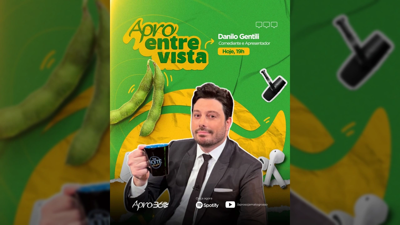 Danilo Gentili segurando uma caneca, com vagens de soja e microfone ao fundo, no podcast Apro360 da Aprosoja Mato Grosso. Crédito: Aprosoja Mato Grosso / Instagram.