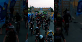 Largada do 1º Desafio Agro de MTB em Lucas do Rio Verde com vários ciclistas em bicicletas de montanha. Créditos: Secretaria de Esporte e Lazer de Lucas do Rio Verde / Instagram.