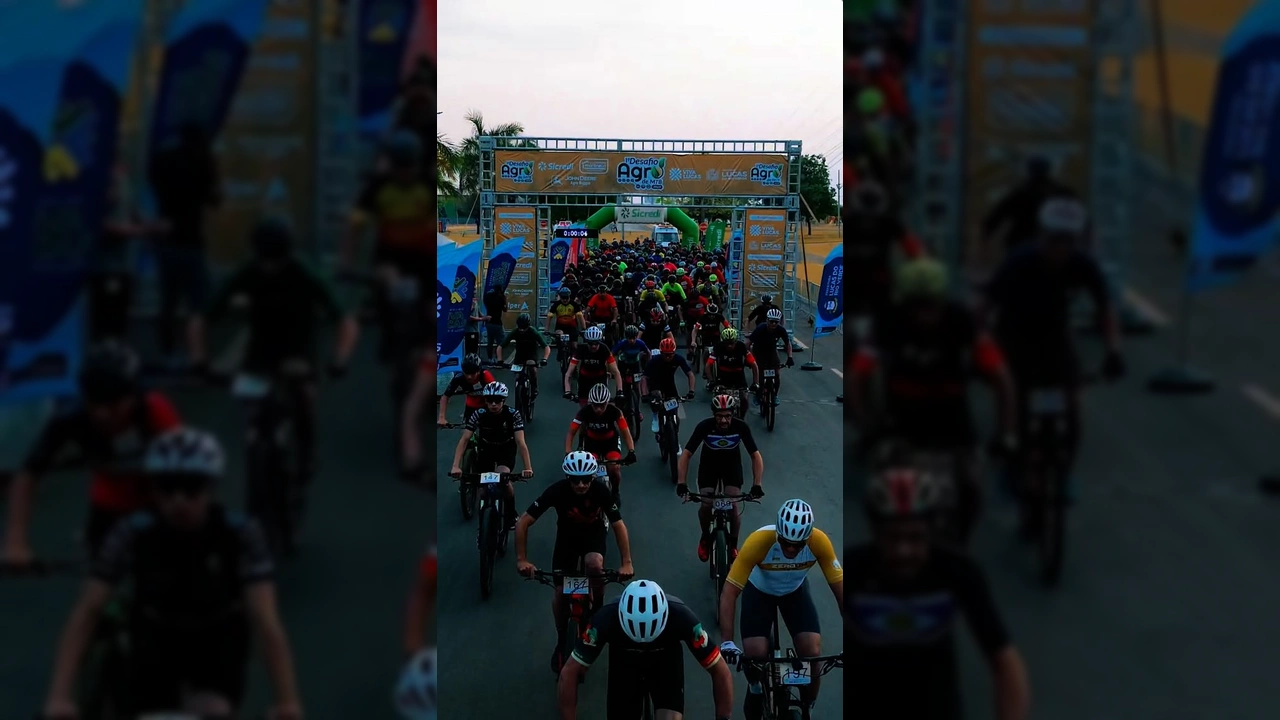 Largada do 1º Desafio Agro de MTB em Lucas do Rio Verde com vários ciclistas em bicicletas de montanha. Créditos: Secretaria de Esporte e Lazer de Lucas do Rio Verde / Instagram.