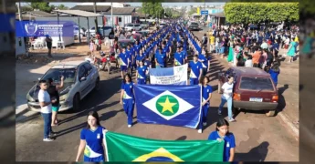 Alunos e fanfarra desfilando nas ruas de Marcelândia durante o 7 de Setembro, com bandeiras e uniformes / Créditos: Prefeitura de Marcelândia no Instagram