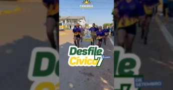 Crianças e banda marcial desfilando no 7 de Setembro em Itanhangá, com a presença do prefeito e vice-prefeita. Créditos: Prefeitura de Itanhangá no Instagram.