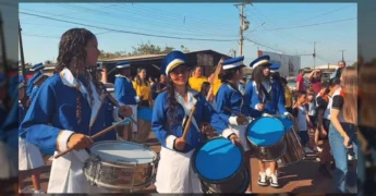 Imagem do desfile de 7 de setembro em Marcelândia com fanfarra, estudantes e autoridades. Créditos: Prefeitura de Marcelândia / Instagram.