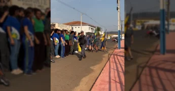 Ato Cívico de Nortelândia, 05 de setembro de 2025, com estudantes desfilando com bandeiras. Créditos: Prefeitura Municipal De Nortelândia / Instagram.