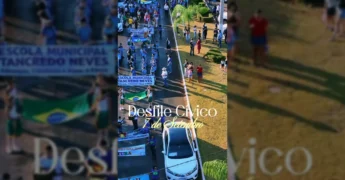 Imagem aérea do Desfile Cívico de 7 de Setembro em Nova Ubiratã, Mato Grosso, com escolas e bandas desfilando na rua. Créditos: Prefeitura Municipal de Nova Ubiratã / Instagram.