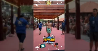 Jovens desfilando em trajes de banho no evento Garoto Rio Araguainha em Araguainha-MT, com créditos ao PapoAia Podcast / Instagram.