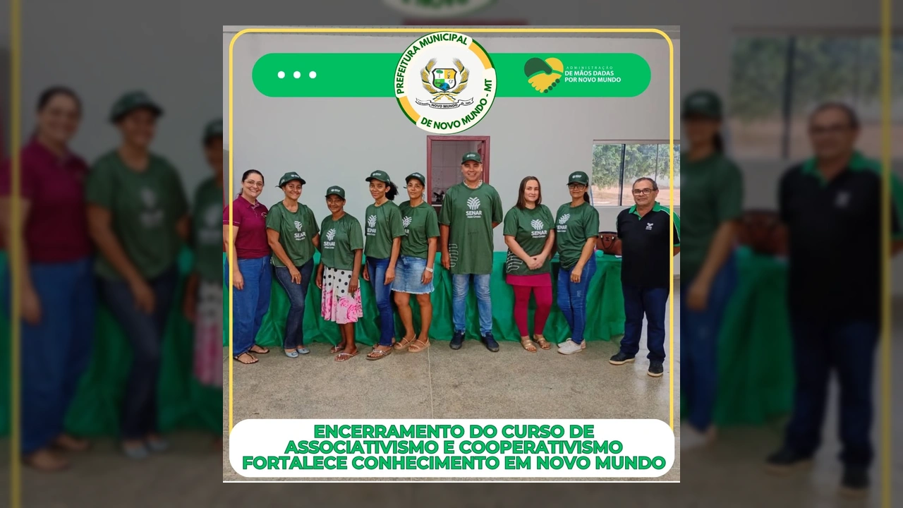 Grupo de pessoas em frente a uma faixa verde, celebrando o encerramento de curso de Associativismo e Cooperativismo em Novo Mundo, com logotipos da Prefeitura e SENAR visíveis / Instagram prefeituranovomundomt