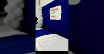 Foto da entrega dos cartões do Programa Ser Família em Tesouro, com autoridades e beneficiários. Créditos: assistenciasocial.tesouro / Instagram