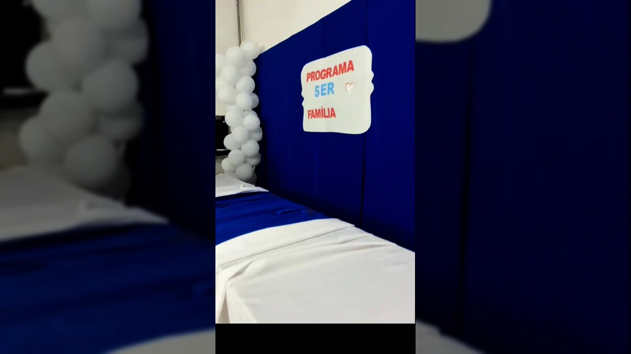 Foto da entrega dos cartões do Programa Ser Família em Tesouro, com autoridades e beneficiários. Créditos: assistenciasocial.tesouro / Instagram