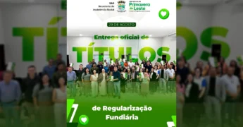 Grupo de pessoas sorrindo e segurando títulos de propriedade em evento da Secretaria de Assistência Social de Primavera do Leste. Créditos: sas_pva / Instagram