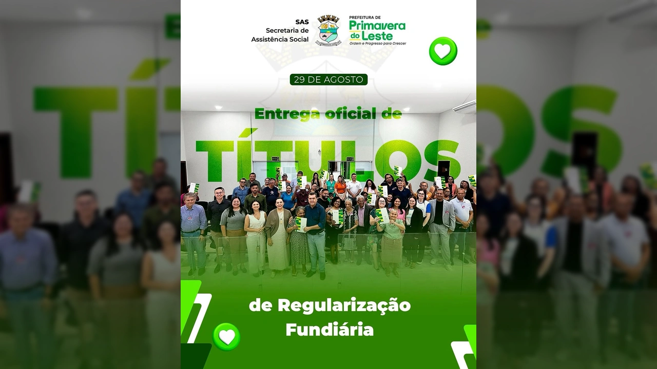 Grupo de pessoas sorrindo e segurando títulos de propriedade em evento da Secretaria de Assistência Social de Primavera do Leste. Créditos: sas_pva / Instagram