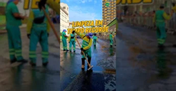 Trabalhadores da Limpurb uniformizados varrendo e recolhendo lixo nas ruas de Cuiabá após desfile de 7 de Setembro / Instagram @cuiabaprefeitura