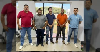 Imagem de homens e mulheres sorrindo em um ambiente de unidade de saúde, representando a chegada de novos médicos em Nova Floresta, Porto Alegre do Norte. Créditos: Prefeitura de Porto Alegre do Norte.