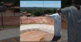 Vista aérea da estátua de Jesus Cristo e esculturas de tamanduás e jacarés em Araguainha, Mato Grosso / Instagram jpdoaraguaiaoficial