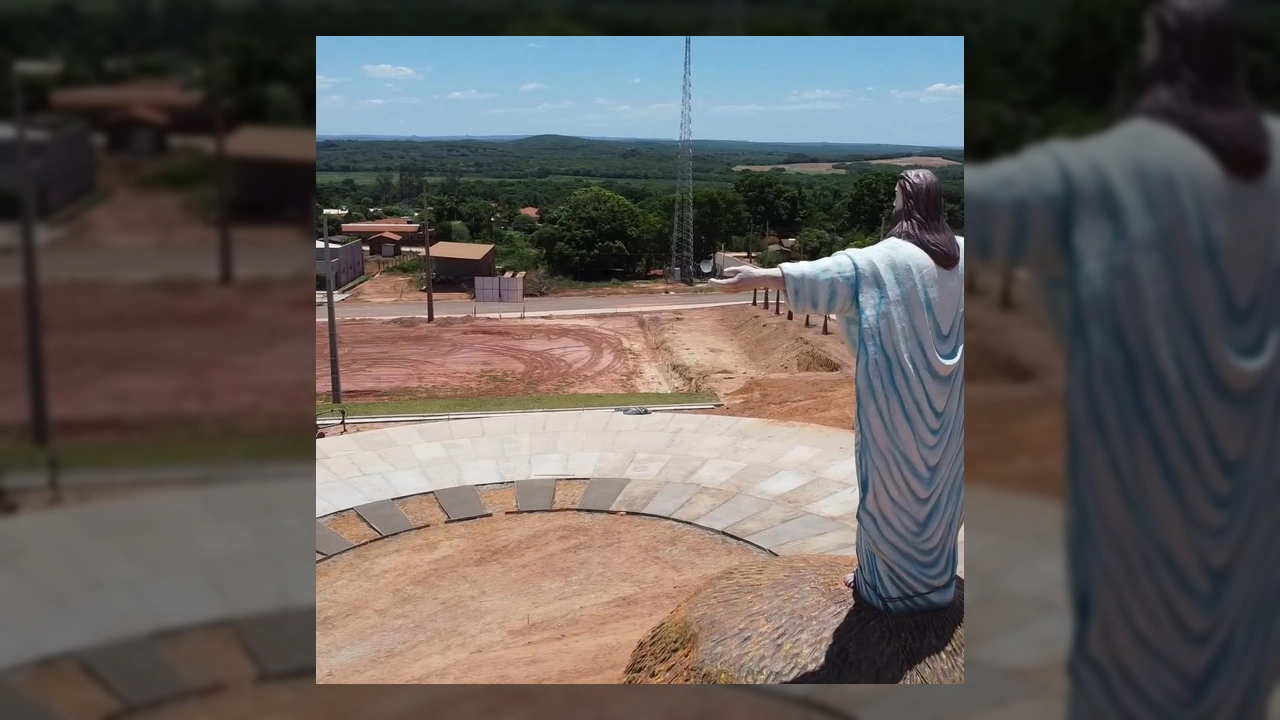 Vista aérea da estátua de Jesus Cristo e esculturas de tamanduás e jacarés em Araguainha, Mato Grosso / Instagram jpdoaraguaiaoficial