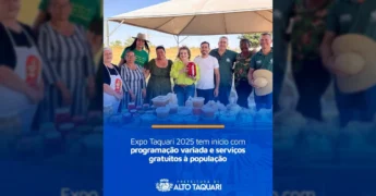 Grupo de pessoas em frente a uma mesa com produtos da agricultura familiar durante a Expo Taquari 2025, organizada pela Prefeitura de Alto Taquari.