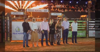 Terceira noite da Expofeliz 2025 em Feliz Natal com show musical e público interagindo. Créditos: Prefeitura de Feliz Natal / Instagram