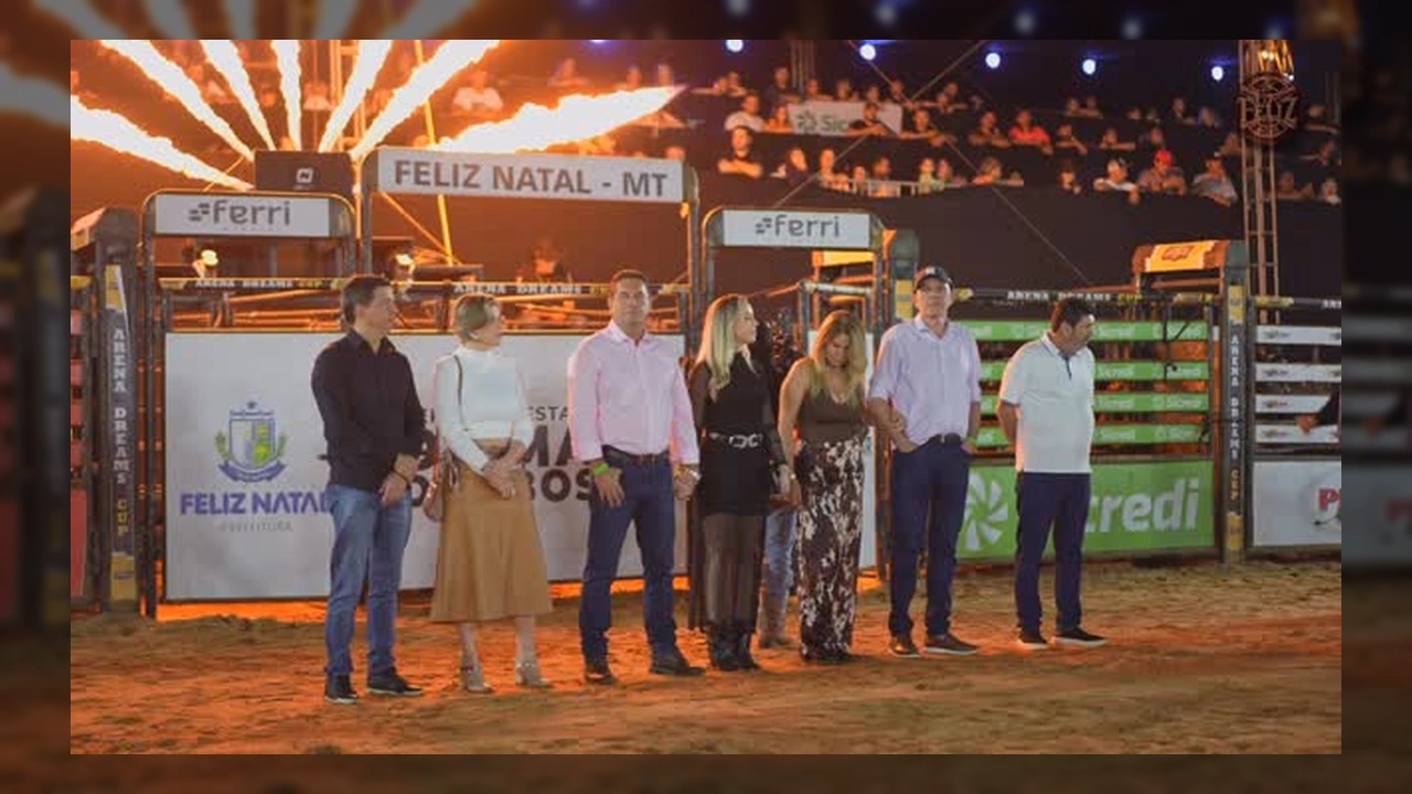 Terceira noite da Expofeliz 2025 em Feliz Natal com show musical e público interagindo. Créditos: Prefeitura de Feliz Natal / Instagram