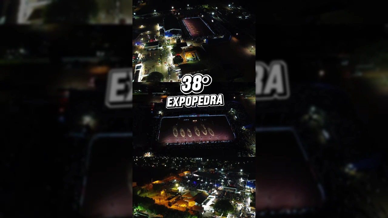 Visão aérea noturna da 38ª ExpoPedra em Pedra Preta com a arena de rodeio e palco de shows. Créditos: sindicatoruralpedrapreta / Instagram.