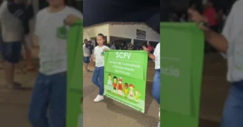 Crianças e jovens da fanfarra do SCFV desfilam com tambores e bandeiras no 7 de setembro em Alto Araguaia. Créditos: Prefeitura de Alto Araguaia - MT / Instagram.