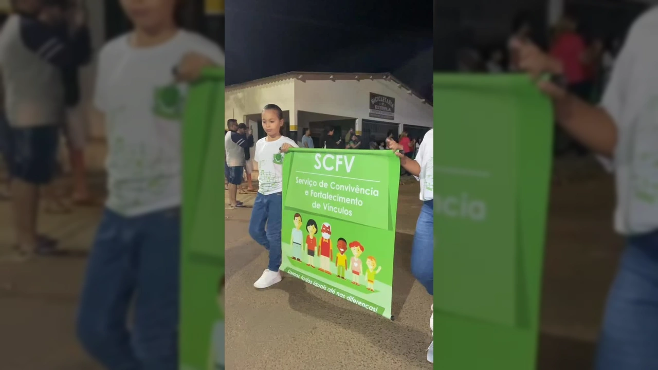 Crianças e jovens da fanfarra do SCFV desfilam com tambores e bandeiras no 7 de setembro em Alto Araguaia. Créditos: Prefeitura de Alto Araguaia - MT / Instagram.
