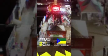 Festival FEMUSE 2025 em Pontes e Lacerda com palco iluminado e grande público, show nacional da Sara Beatriz. Créditos: Prefeitura de Pontes e Lacerda / Instagram