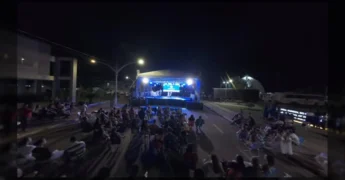 Festival Artístico e Cultural de Canarana com apresentações de música e dança em palco iluminado. Créditos: Instagram / prefcanaranamt